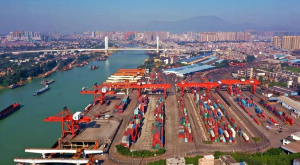 供需失衡运价走低，，，，，，本期（2024年08月09日）珠江航运集装箱运价指数报收966.57点